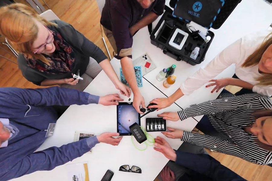 Indoor Escape Game: Teams lösen Rätsel mit Tablets am Tisch