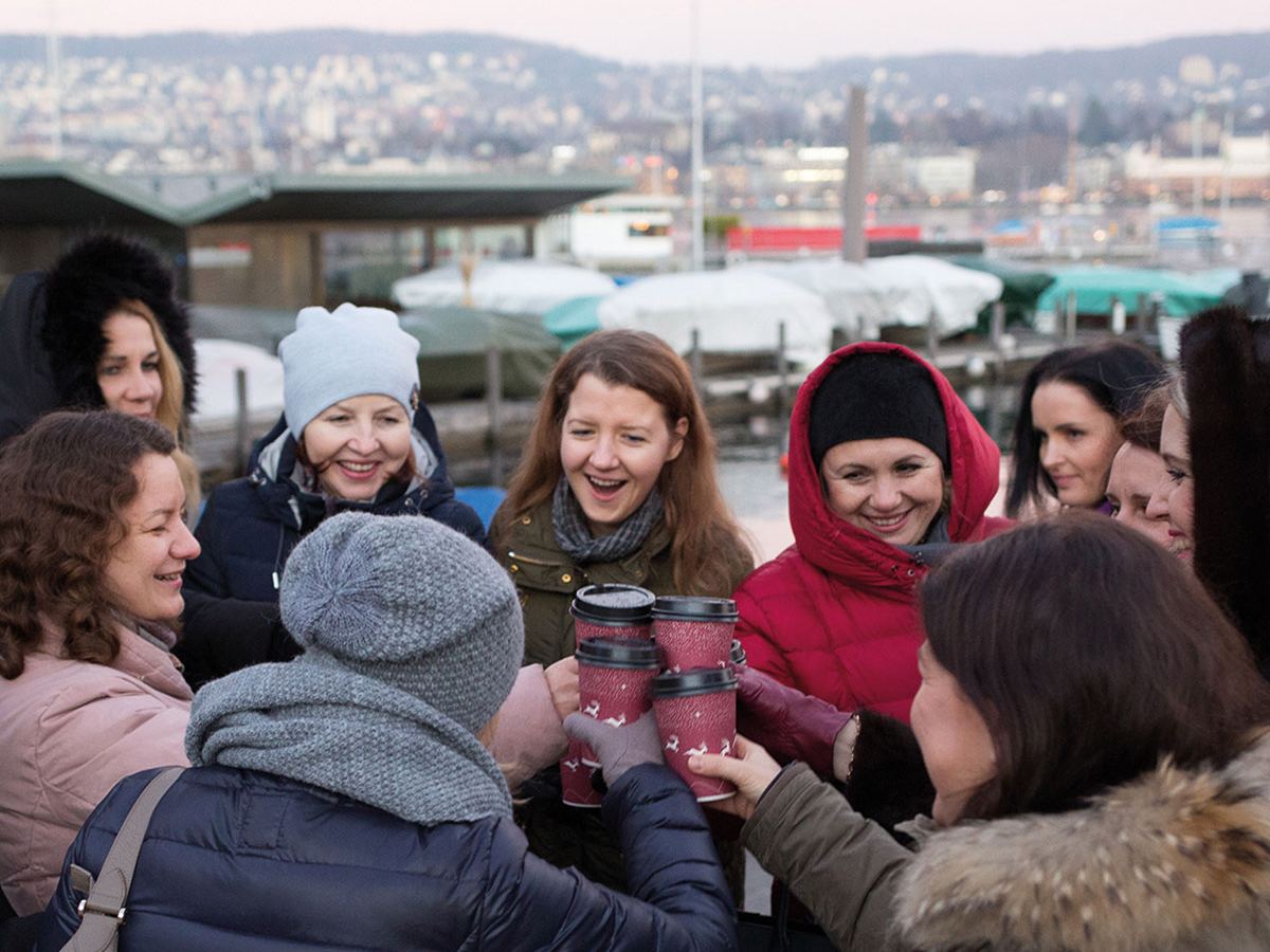 Les collaborateurs trinquent ensemble après le team building