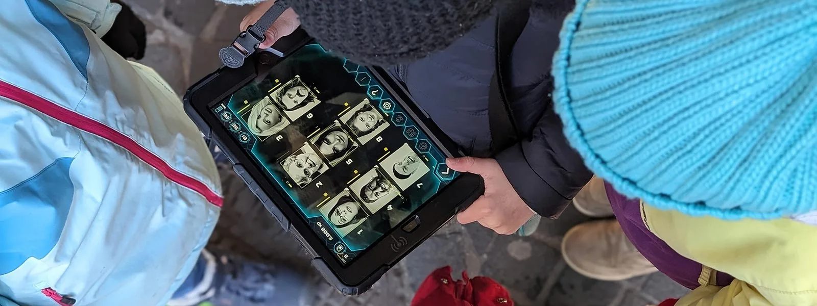 iPad mit Verdächtigen-Rätsel beim Outdoor Escape Game