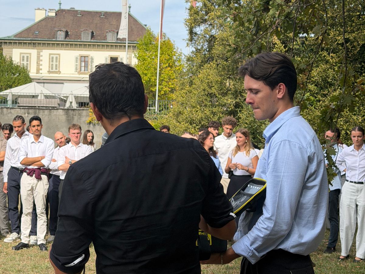 Les game masters remettent aux équipes les sacs de jeu pour leur mission