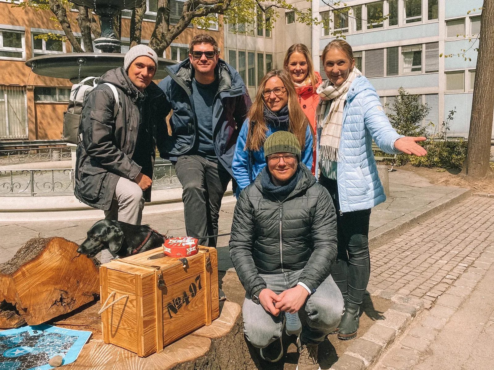 Team mit gelöster Schatzkiste nach einem Teamevent in der Altstadt
